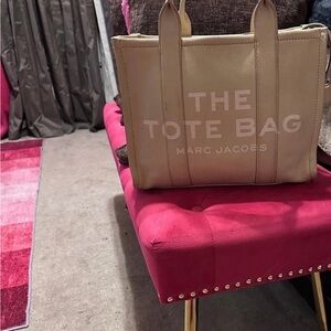 Marc Jacobs Medium Leather Tote
Color : Camel
NEXT DAY SHIPPING AVAILABLE!